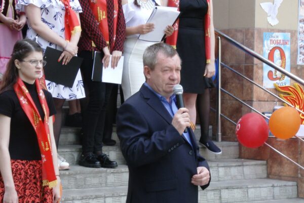 В МБОУ СОШ №103 г.Челябинска ярко и красочно отметили День Победы.