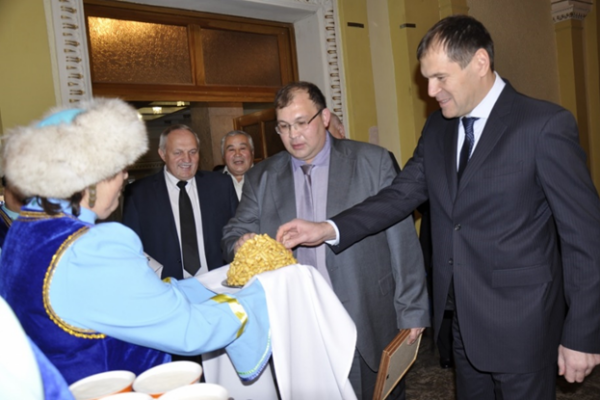 Депутат Госдумы поздравил южноуральских башкир со столетием Республики